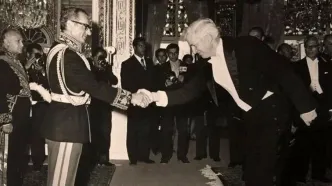 تصاویری از تعظیم پدر ترامپ در مقابل شاه ایران خبر ساز شد + ببینید