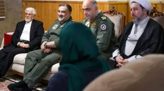 تصاویر: دیدار عارف با یکی از مصدومین و خانواده دو تن از جانباختگان حادثه انفجار بندر شهید رجایی