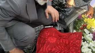 حضور مدیرعامل سابق پرسپولیس در مراسم خاکسپاری هوادار کوچک + هدیه علی پروین روی مزار طاها