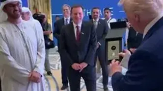 ببینید؛ یک قطره از باکیفیت‌ترین نفت جهان؛ هدیه امارات به ترامپ