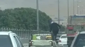 فیلم‌های خطرناک از زنان روی سقف خودروها / یک چالش مرگبار در جاده‌ها برای معروف شدن !