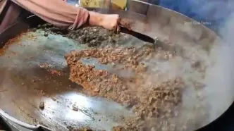 ببینید؛ غذای خیابانی در پاکستان؛ جگر بره سرخ شده با ادویه؛ غذای محبوب مردم کراچی