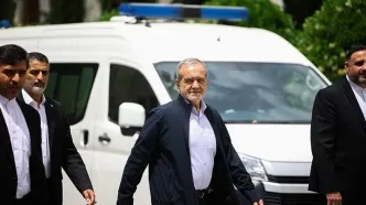 تصاویری از ژست راه رفتن مسعود پزشکیان در حاشیه جلسه هیات دولت/ هجوم میکروفون‌ها به سمت عراقچی