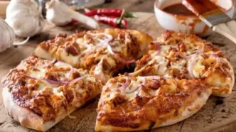 چگونه پیتزا سیر و مرغ درست کنیم؟ بهترین روش مرحله به مرحله