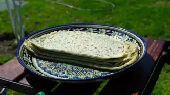 ببینید؛ غذای روستایی در داغستان؛ پخت کُتاب (Kutab) با سبزیجات بهاری