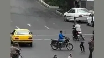 فیلم لحظه دستگیری دزد موتور سوار توسط مردم پشت چراغ قرمز