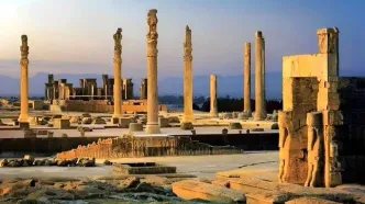 نفوذ گلسنگ تازه کشف‌شده به جان تخت جمشید