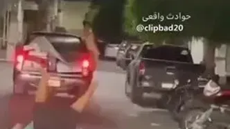 بی‌خیالی راننده بعد از افتادن سرنشین از پشت وانت