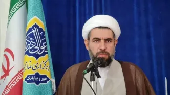 تصویری از امام جمعه‌ای که هنگام ایراد خطبه، فرزند چهارمش را در آغوش داشت