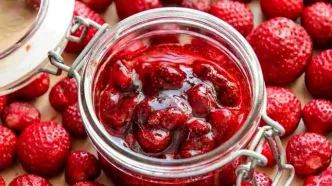 مربای توت‌فرنگی را با این روش ویژه درست کنید!