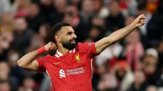 جلب توجه پوشش همسر صلاح در مراسم کفش طلا