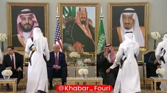 پذیرایی از ترامپ با سنت قدیمی عربستانی/ ترامپ قهوه گرفت اما نخورد!+ویدئو