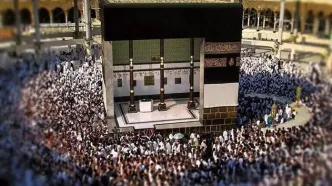 لباس احرام بر تن کعبه