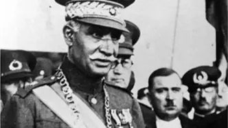 «رضاخان در روز اول سلطنت اش در کاخ گلستان»؛ سال 1305