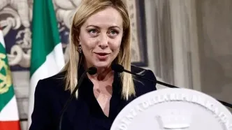 نخست‌وزیر آلبانی برای جورجیا ملونی زانو زد!