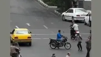 فیلم لحظه دستگیری دزد موتور سوار توسط مردم پشت چراغ قرمز
