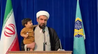 عکس؛ یک امام جمعه با آغوش گرفتن فرزندش سخنرانی کرد