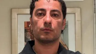 استایل جدید نوید محمدزاده از داخل سرویس بهداشتی
