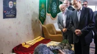 حضور پزشکیان در منزل مادر شهید رئیسی