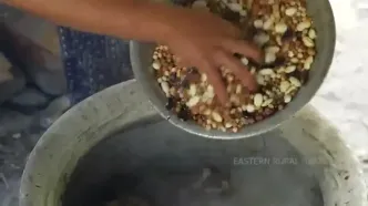 ببینید؛ غذای روستایی در نپال؛ پخت خوراک مغز استخوان در طبیعت کوهستانی