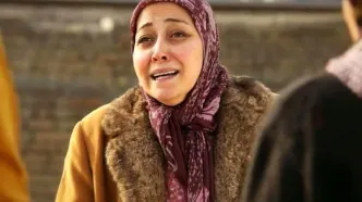 عکس بازیگر سریال آوای باران و دانشجویانش در دانشگاه