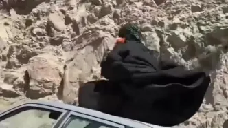فیلم جنجالی زن چادری روی سقف پراید وسط جاده ! / بعد از توقیف توسط پلیس راهور : داشتم بدلکاری تمرین می کردم !