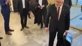 ببینید؛ نماینده لهستان پرچم اتحادیه اروپا را به آتش کشید