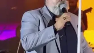 فیلم آواز باشکوه مهدی یغمایی با آهنگ حمیرا  ! / ببینید چه عشوه و نازی میاد و همه سالن باهاش همخوانی می کنن !