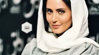 ژست هنری الناز شاکردوست در یک کافه زیبا