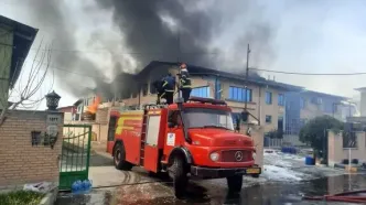 جزئیات آتش سوزی در کارخانه رنگ «تماشا»/ کارگران از محوطه خارج شدند
