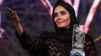 عکس هنری الناز شاکردوست در یک کافه