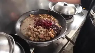 ببینید؛ غذای خیابانی در مالزی؛ مرغ کبابی روی زغال در کوالالامپور