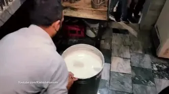 ببینید؛ غذای خیابانی در پاکستان؛ نحوه تهیه لاسی، نوشیدنی محبوب لاهوری ها