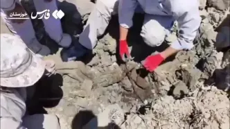 تفحص پیکر شهیدی با قمقمۀ پر از آب