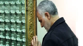 ببینید | راز نگین انگشتری از جنس شیشه حرم امام رضا (ع) در دستان حاج قاسم سلیمانی