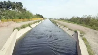 شیرجه امدادگر اورژانس به کانال آب برای نجات دختر ۶ ساله/ عکس