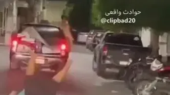فیلم / بی‌خیالی راننده بعد از افتادن سرنشین از پشت وانت