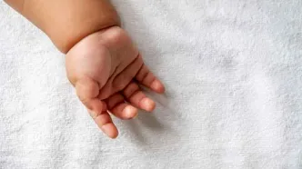 زن معتاد نوزادش را ۱۰۰ میلیون فروخت