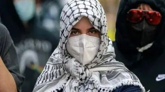 تنه زن اروپایی به یک زن محجبه غوغا کرد