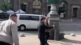 مکالمه عجیب یک پیرمرد هنگام ضبط ویدیوی زلنسکی