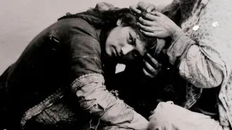 سفر به عصر قاجار؛ از «زن شپش‌گیر» تا «دختری با بادبزن»