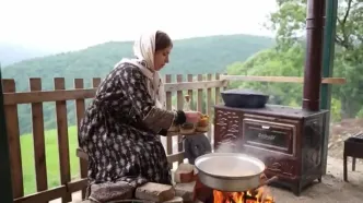 مرغ شکم پر در تنور به سبک روستایی؛ تجربه‌ای لذیذ در قلب گیلان + فیلم