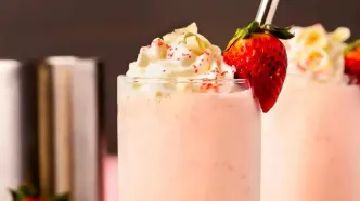 طرز تهیه میلک شیک توت فرنگی، یک نوشیدنی بهاری دلچسب و کافی شاپی