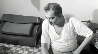 عکس کمتر دیده‌شده از حمیدرضا پهلوی در زندان اوین؛ برادر ناتنی شاه در سال ۱۳۶۴