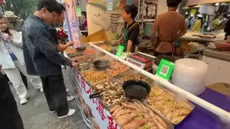 ببینید؛ غذای خیابانی در چین؛ پخت مرغ زعفرانی، کیک ذرت، غذاهای دریایی، نودل سیب زمینی و ... در یون نان