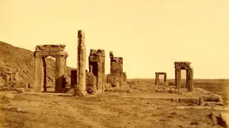 تصویر؛ «کارگران تخت جمشید در حال دریافت دستمزدشان»، سال 1312