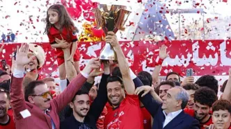 جشن قهرمانی تراکتور به مدرسه دخترانه رسید! + عکس