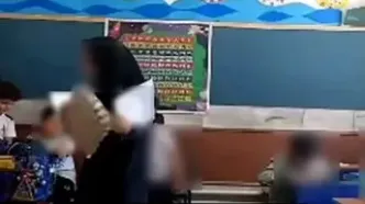 گرمای شدید و بی برقی، معلم کاشانی دانش آموزان را با شانه تخم مرغ باد می زند + فیلم
