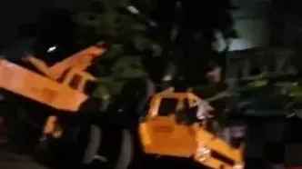 واژگونی جرثقیل ۶۰ تنُی بر پشت‌بام ساختمانی در تهران