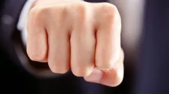 چک و لگدی کردن معلم توسط پدر دانش‌آموز